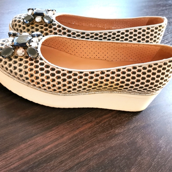 Pumps - Picture 2 of 3